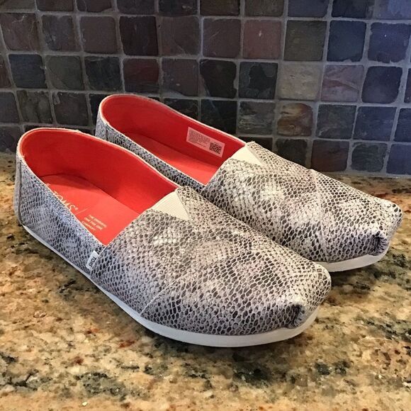 Toms faux snakeskin reptile print flats gray w/ red women's size W 8.5 Slip on - Picture 1 of 11